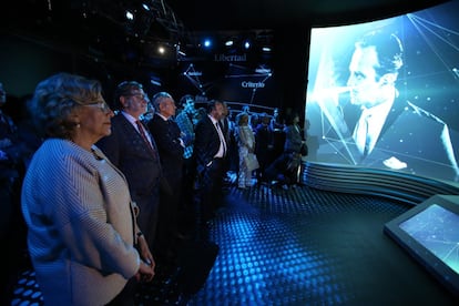 La alcaldesa de Madrid, Manuel Carmena, acompañada del presidente del Grupo Prisa, Juan Luis Cebrián, del director de EL PAÍS, Antonio Caño, durante la inauguración de la exposición del 40º aniversario de EL PAÍS en el Palacio de Cibeles.