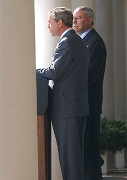 George W. Bush, con el secretario de Estado, Colin Powell, en la Casa Blanca
