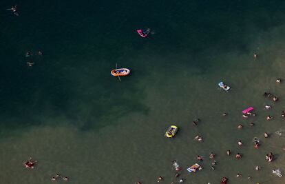 Escena de playa en un día de verano en Haltern, Alemania.