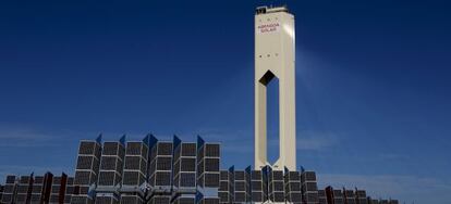 Planta de energ&iacute;a solar de Abengoa, en Sanl&uacute;car la Mayor (Sevilla).