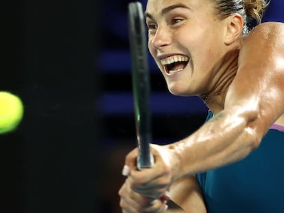 Sabalenka golpea la pelota durante la final contra Rybakina en Melbourne.