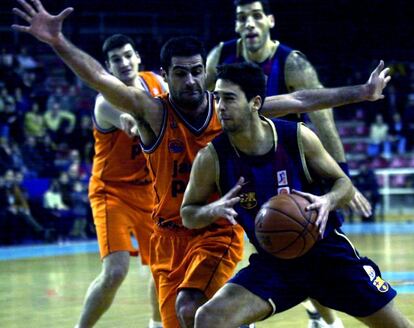 Juan Carlos Navarro, del FC Barcelona, intenta una entrada ante Hernández, del Jabones Pardo Fuenlabrada, durante el partido de liga ACB que se ha disputado hoy el el Palau Blaugrana de Barcelona, el 23 de diciembre de 2001. 