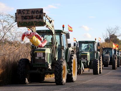 Concentración de tractores en los alrededores del polígono de la Granadina en Alicante, este viernes.
