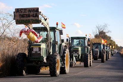 Concentración de tractores en los alrededores del polígono de la Granadina en Alicante, este viernes.
