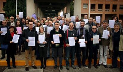 Directores de centros de Primaria e Infantil se manifiestan ante la Consejería de Educación.