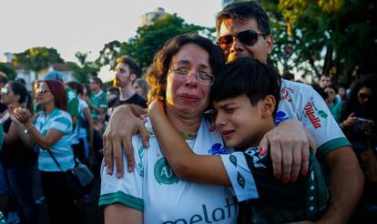 Aficionados del Chapecoense asisten a una celebraci&oacute;n religiosa.