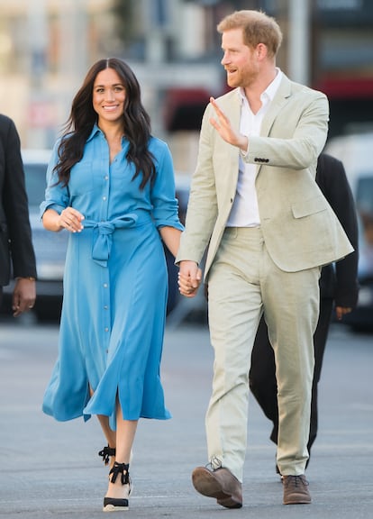 Meghan Markle. Vestido camisero y alpargatas de cuña, un atuendo tan sencillo como funcional para vestir arreglada sin parecer demasiado formal. 
