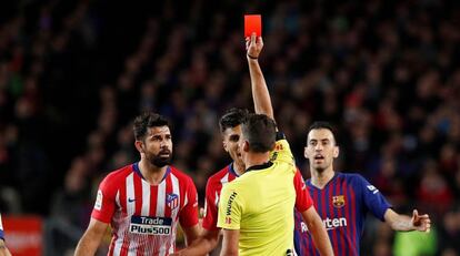 L'àrbitre treu la targeta vermella a Diego Costa en el partit de dissabte passat.
