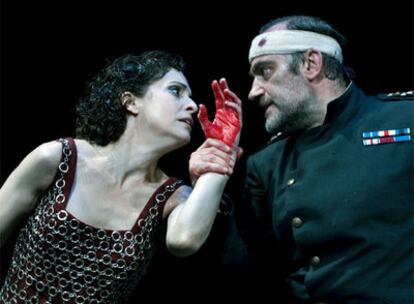 Adriana Ozores y Francesc Orella, en una escena de <i>MacbethLadyMacbeth.</i>