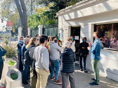 Españoles en la puerta de la Embajada de España en Montevideo, a la espera de reunirse con el embajador para solucionar su regreso a España.