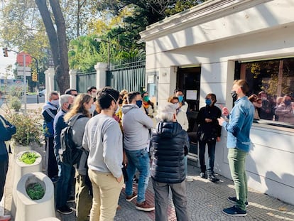 Españoles en la puerta de la Embajada de España en Montevideo, a la espera de reunirse con el embajador para solucionar su regreso a España.