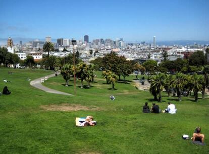 En los días soleados, las praderas de Dolores Park se llenan de gente.