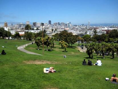 En los d&iacute;as soleados, las praderas de Dolores Park se llenan de gente. 