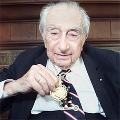 Teller con la medalla Corvin (Hungría) en 2001.