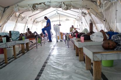 Los pacientes son alojados en carpas distintas en el Centro de Tratamiento de Cólera de Puerto Príncipe, dependiendo de sus condiciones. Los trabajadores del centro les revisan constantemente para saber si están bien hidratados. Desde mediados de octubre, más de 2.000 personas con síntomas de cólera han necesitado ser hospitalizadas de urgencia.