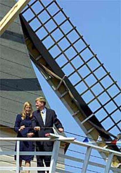 El príncipe Guillermo y su novia Máxima visitaron ayer un molino.