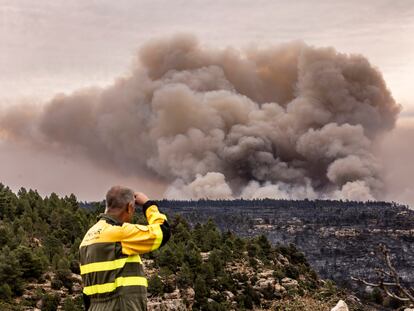 Incendio forestal en el término municipal de Villanueva de Viver, en la zona limítrofe de las provincias de Castellón y Teruel, el pasado 23 de marzo.