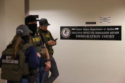 Agentes federales fuera de las audiencias en los Tribunales de Inmigración de Nueva York, en junio de 2025