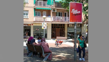 A aquesta placeta de Sant Adrià hi descansen unes dones que han portat els seus fills a jugar. Un cartell d'ERC (L'únic canvi possible) i un altre d'En Comú Podem (El canvi no s'atura) proposen dos tipus de canvi diferents.