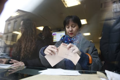 La decisión se ha adoptado tras recibir una solicitud del PSOE, que instaba al organismo a prorrogar el periodo de entrega de la documentación para las elecciones del próximo 28 de abril. En la foto, una mujer rellena el formulario para poder votar en la oficina de Correos de la calle Palos de la Frontera.