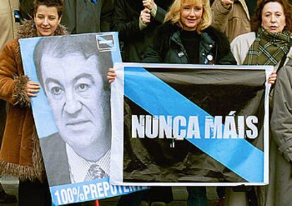 Su segundo mandato como ministro se asocia invariablemente a la catástrofe ecológica del petrolero 'Prestige' y la marea de protestas que genera su reacción y actuación durante la crisis en 2002. Otro punto conflictivo de la gestión de Cascos al frente de Fomento es la red ferroviaria, en especial la planificación y adjudicación de los nuevos tramos del tren de alta velocidad.