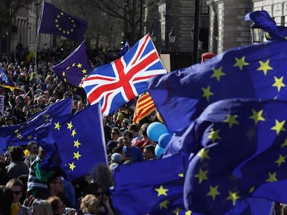 Una bandera de Reino Unido entre banderas de la Unión Europea durante una manifestación contra el 'Brexit' en Londres
