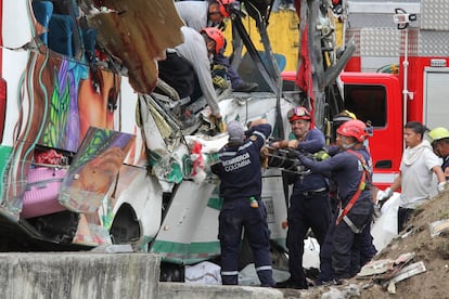 Bomberos trabajan en labores de rescate después del accidente de un autobús en la vía Panamericana, este sábado 15 de octubre.