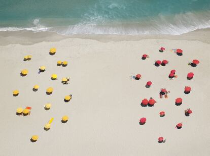 Vista aérea de unas sombrillas en la playa formando un patrón.