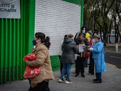 Personal sanitario brinda información sobre el registro para recibir la vacuna Abdala contra covid-19 en el centro de salud Dr. José María Rodríguez , Ciudad de México, el 23 de diciembre de 2022.