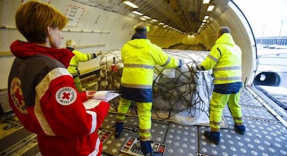 Miembros de la Cruz Roja alemana (DRK), preparan paquetes de ayuda humanitaria que serán enviados a Nepal.