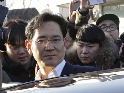 El vicepresidente de Samsung, Lee Jae-yong,al salir de la cárcel en 2018.