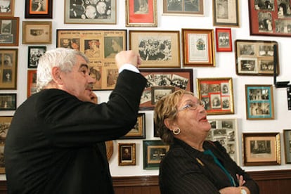 El presidente de la Generalitat, Pasqual Maragall, y su esposa, Diana Garrigosa, en la sede del Orfeó Catalá de México.