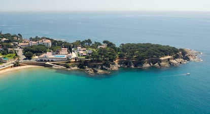 Pen&iacute;nsula S&#039;Agar&oacute;, en Girona, con el Hostal La Gavina a la izquierda.