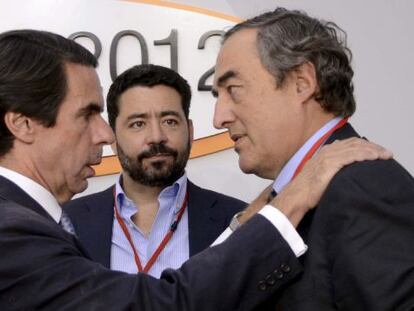 El expresidente del Gobierno, José María Aznar, saluda al presidente de la CEOE, Juan Rosell.