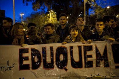 Profesores y alumnos de secundaria en plaza Universitat.