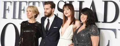 La directora británica Sam Taylor-Johnson, su esposo, el actor Aaron Taylor-Johnson, la actriz irlandesa Jamie Dornan y la actriz estadounidense Dakota Johnson posan a su llegada para el estreno de la película "Fifty Shades of Grey" en Londres.