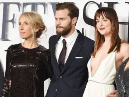 La directora británica Sam Taylor-Johnson, su esposo, el actor Aaron Taylor-Johnson, la actriz irlandesa Jamie Dornan y la actriz estadounidense Dakota Johnson posan a su llegada para el estreno de la película "Fifty Shades of Grey" en Londres.