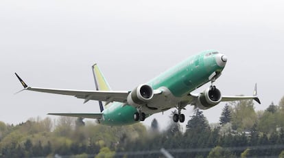 Un avión B737 MAX 8 en el vuelo de prueba previo a la entrega