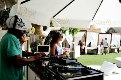 Disc-jockey junto a las camas balinesas en el Alhma Beach Club.