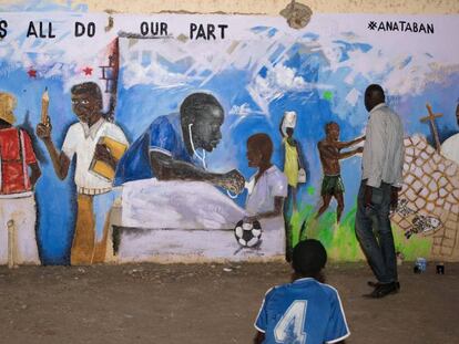 Mural de los miembros de #Anataban en el que se lee: "Pongamos cada uno de nuestra parte", en Juba.