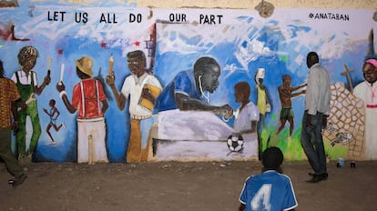 Mural de los miembros de #Anataban en el que se lee: "Pongamos cada uno de nuestra parte", en Juba.