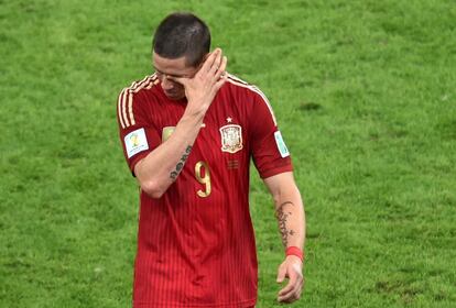 O jogador espanhol Fernando Torres enxuga uma lágrima depois da derrota da Espanha para o Chile, que levou à eliminação de seu time nesta quarta-feira.