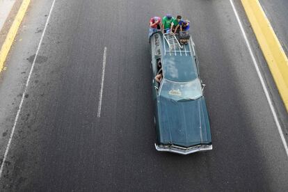 La gente viaja en un automóvil privado utilizado como medio de transporte en Maracaibo (Venezuela).