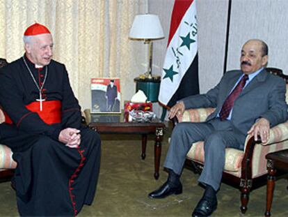 El enviado del Papa a Irak, el cardenal Roger Etchegaray, charla con el vicepresidente iraquí, Taha Yassin Ramadan.