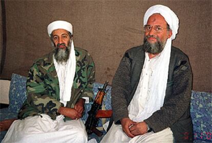 Ayman Al Zawahri, junto a Osama Bin Laden, en una fotografía de archivo de 2001.
