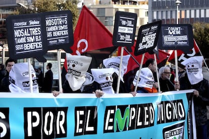 Protesta de trabajadores de telefónica en la entrada al Congreso de telefonia movil de Barcelona.