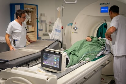 Un paciente se hace un escáner cerebral después de sufrir un derrame cerebral