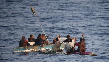 Fotografia realizada el 1 de marzo y publicada el 5 de marzo, donde se muestra a 13 pescadores iraníes que naufragaron frente a Paquistán y rescatados por un buque de guerra Australiano que se dirigía al Medio Oriente para una unirse a una operación internacional.