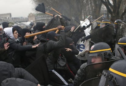 Un grupo de violentos se enfrentan a la policía durante la huelga general, en París (Francia), el 31 de marzo de 2016.