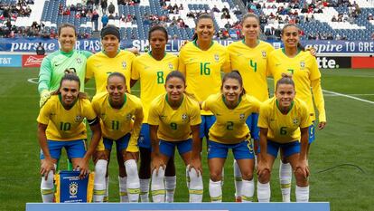 La selección brasileña de fútbol femenino, antes de iniciar un partido. 
 